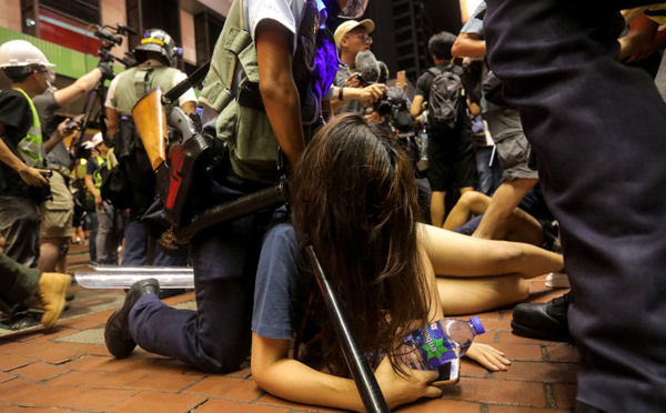 Hong Kong : charge policière à l'issue d'une nouvelle manifestation monstre