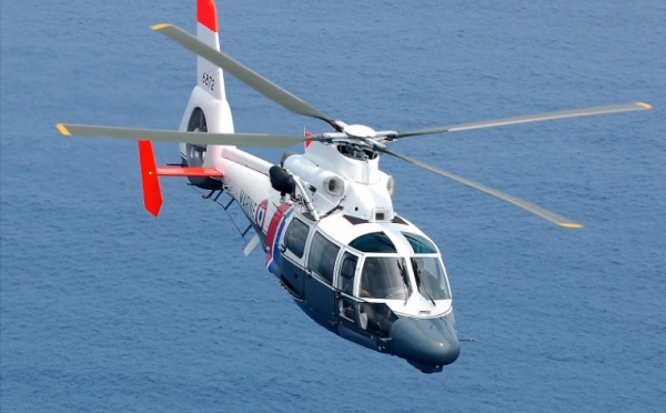6 heures de vol et 3 ravitaillements pour l'hélicoptère Dauphin, appelé au secours d'une habitante de Rapa