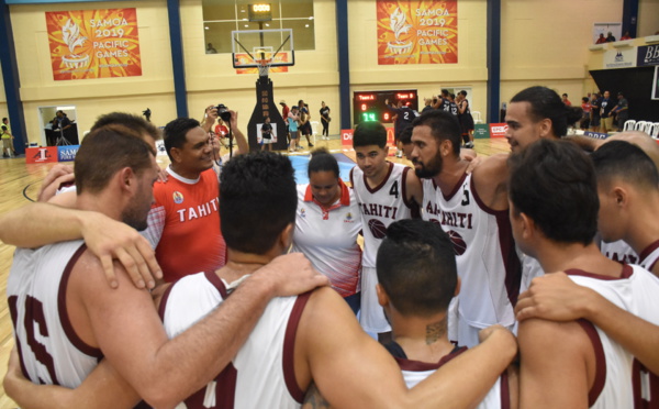 Des basketteurs en argent