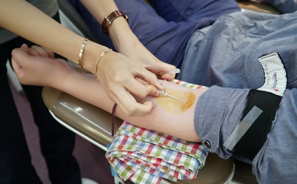 Don du sang: la période d'abstinence imposée aux homosexuels réduite d'un an à 4 mois