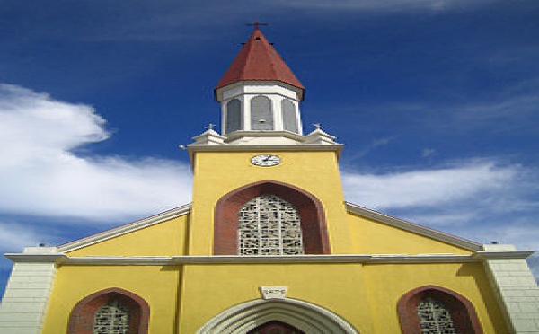 A la cathédrale de Papeete, marché de Noël et messe de minuit