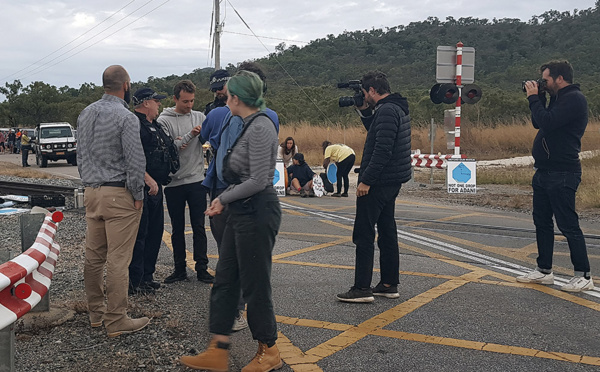 Australie: des journalistes français interpellés pendant une manif contre une mine de charbon