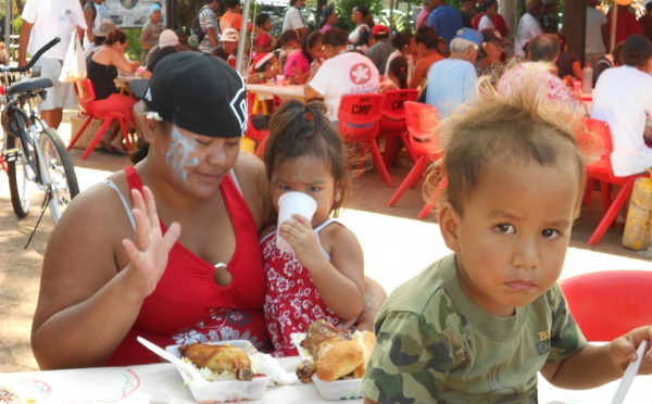 La population en difficulté souhaite de bonnes fêtes à la Polynésie