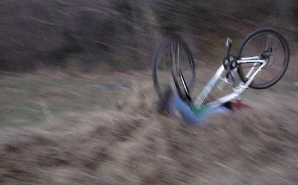 Un cycliste entre la vie et la mort après une chute à Punaauia