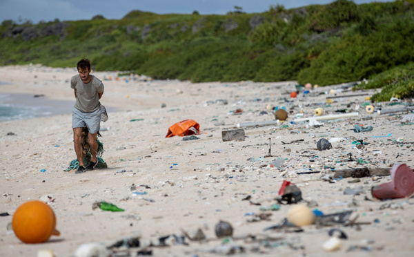 Au milieu du Pacifique, l'île Henderson, paradis perdu par le plastique