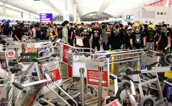 Manifestations à Hong Kong : deuxième journée de chaos à l'aéroport
