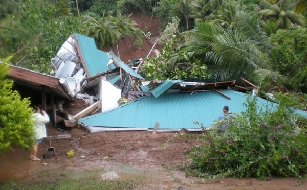 Une maison entièrement ensevelie par une coulée de boue à Raiatea