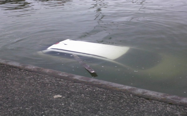 Une voiture tombe dans le port de Papeete avec 2 personnes à bord