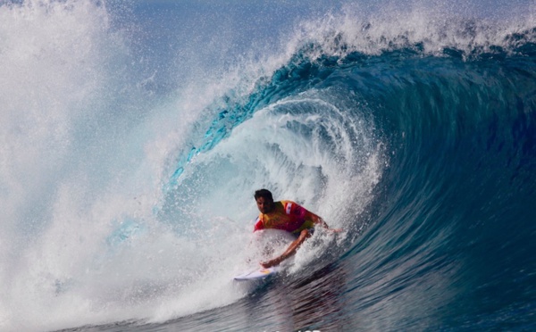 Bourez et Vaast filent en huitième à Teahupo'o