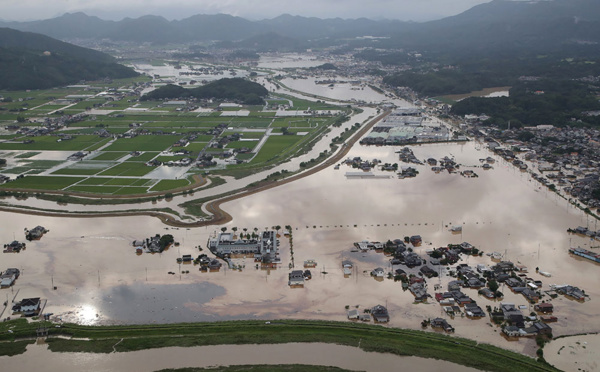 Japon: deux morts dans des pluies abondantes, les appels à évacuer se multiplient