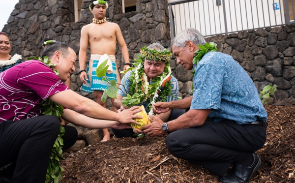 ​Visite du ministre de la Culture sur le site des écoles Kamehameha à Hawaii