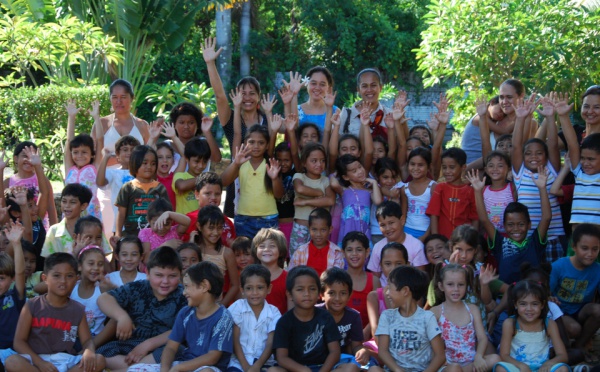 Papeete : 80 enfants de Taimoana rencontrent... Pierre et le Loup !