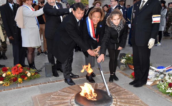 La flamme de l’Arc de Triomphe ravivée pour les Aito polynésiens