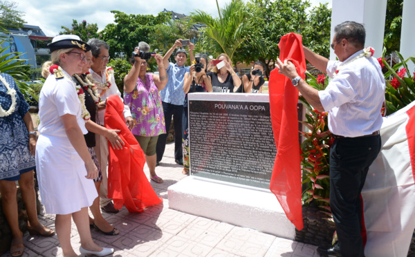 Deux plaques en l’honneur de Pouvana’a a O’opa