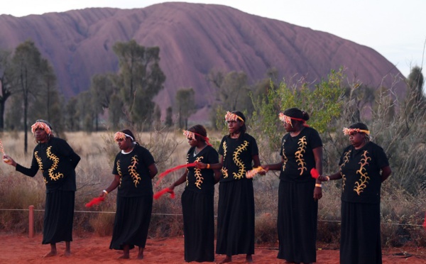 Les aborigènes Anangu célèbrent la fin des ascensions du rocher Uluru