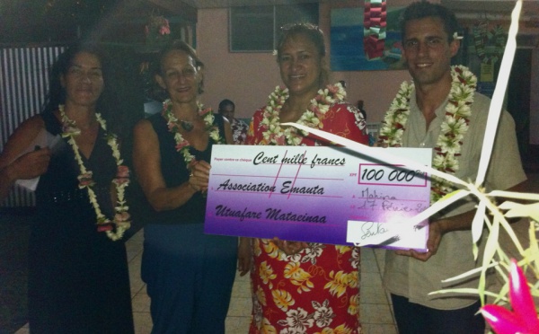 100.000F CFP remis au foyer Maniniaura par l’association Utuafare Mataeinaa pour aider à la lutte contre les violences
