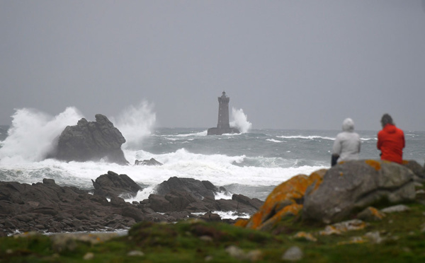 La tempête Amélie balaie la côte atlantique, fortes pluies dans le sud-est