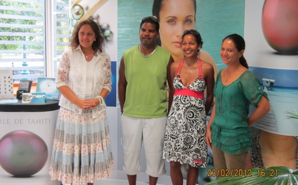 Les heureux gagnants du jeu « concours de la plus belle perle de Tahiti 2011 » en séjour en Polynésie