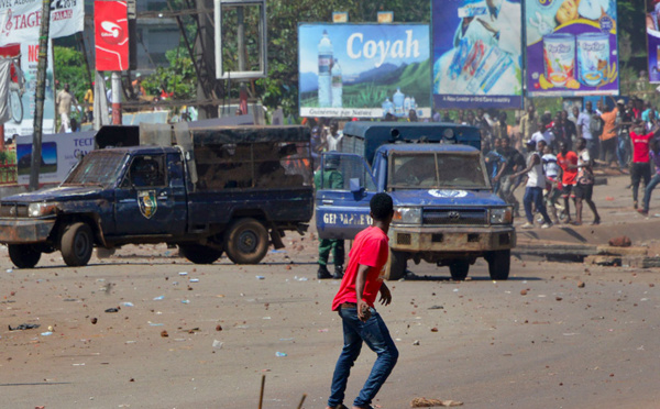 Un flot de Guinéens se déverse dans Conakry contre le président Condé