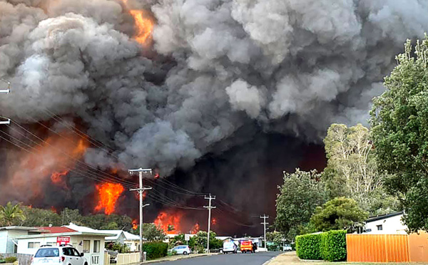 Des dizaines de feux dans l'est de l'Australie, les pompiers à la peine