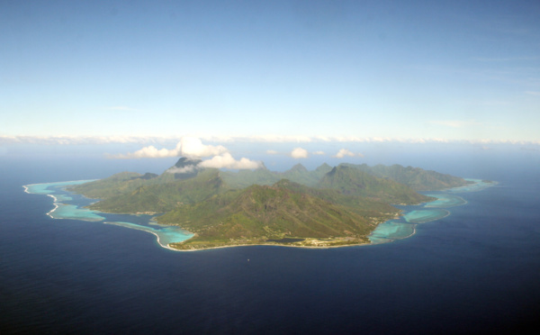 Un pétrolier à la dérive entre Moorea et Huahine