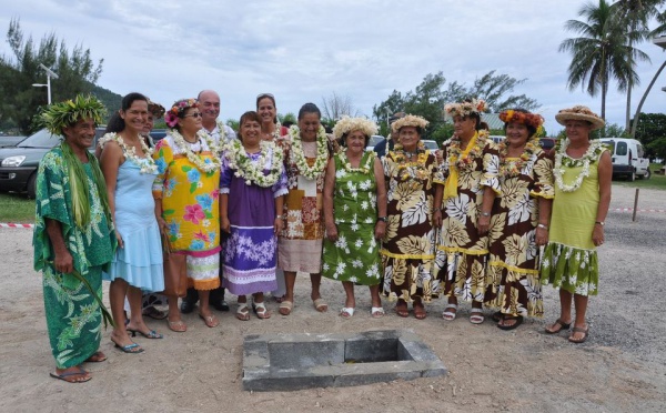 Pose de la 1ère pierre du Fare artisanal de Moorea