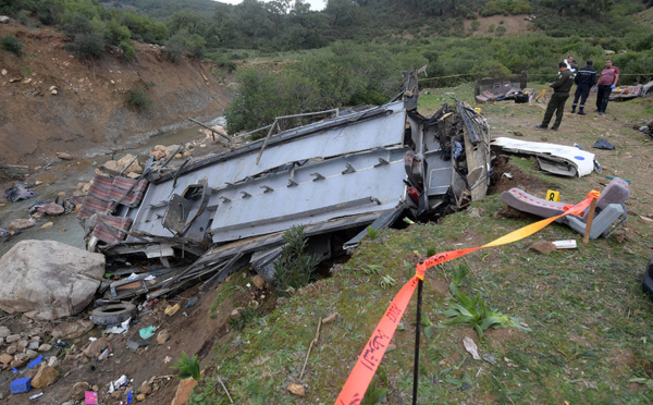 Un bus de touristes tunisiens tombe dans un ravin: au moins 26 morts