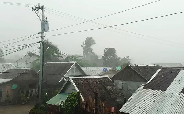 Philippines: deux morts au passage du typhon Kammuri, l'aéroport de Manille fermé