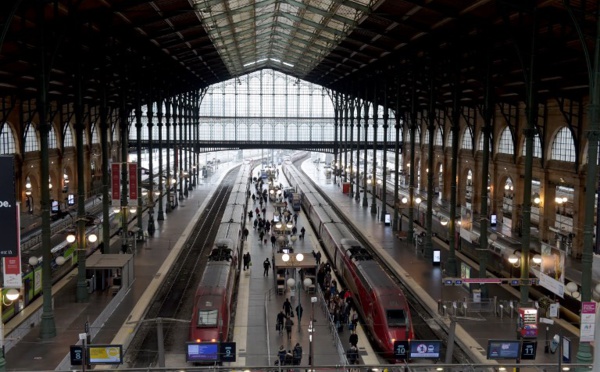 Retraites: la grève torpille le trafic SNCF et RATP, perturbations aussi dans l'aérien
