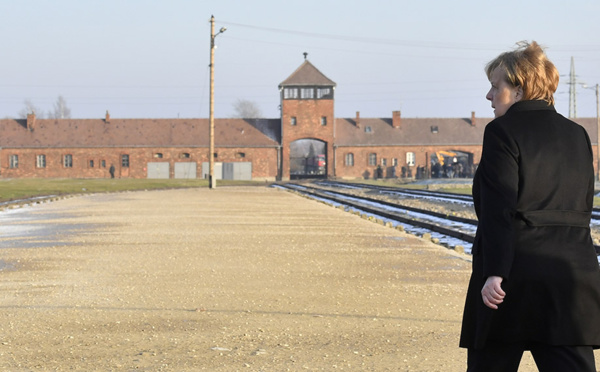 Merkel à Auschwitz: la mémoire des crimes nazis "inséparable" de l'identité allemande