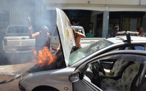 Papeete : un véhicule prend feu devant l’école Viénot