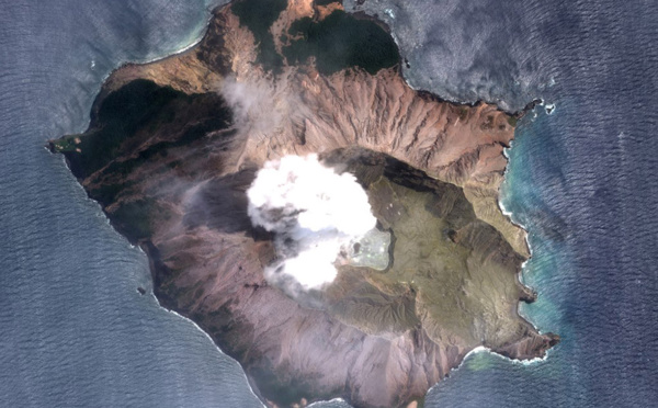 Nouvelle-Zélande: le volcan encore trop dangereux pour récupérer les corps