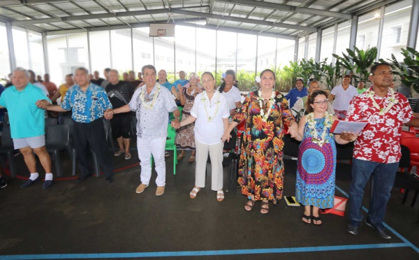 Avant les fêtes de fin d'année, Fritch se rend à Tatutu