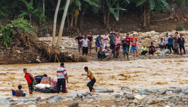 Inondations en Indonésie: le bilan s'élève à au moins 23 morts