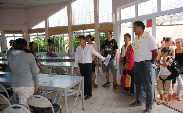 Uniforme dans les collèges: Tauhiti Nena à la rencontre de parents d'élèves