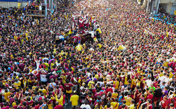 Philippines: immense foule de catholiques pour la procession du "Nazaréen noir"