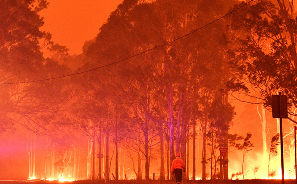 Australie: un pompier meurt en combattant un incendie