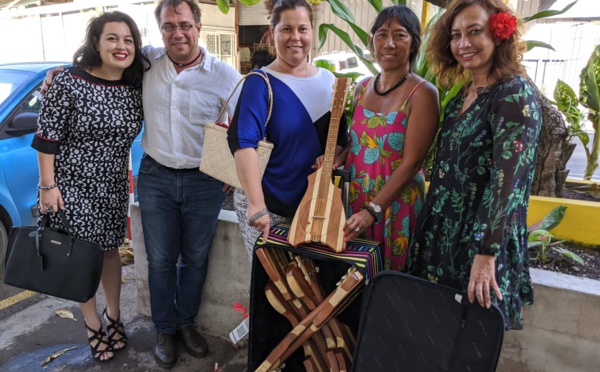 30 kg de 'ukulele dans la valise de Nicole Sanquer