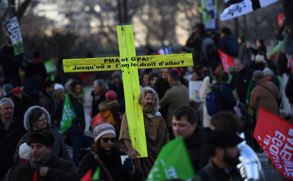 Contre la PMA, des dizaines de milliers de manifestants avant l'examen au Sénat