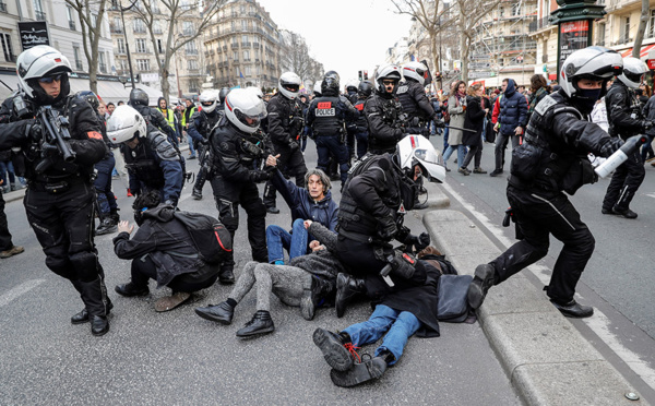 Retraites: les opposants moins nombreux dans la rue face à un exécutif toujours aussi déterminé