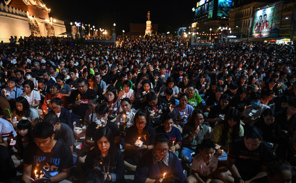 Recueillement en Thaïlande pour les 29 personnes abattues par un soldat