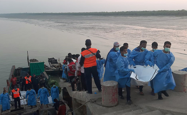 Bangladesh: 15 morts dans le naufrage d'un bateau de réfugiés rohingyas