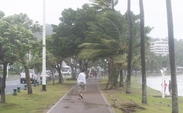 Le cyclone Uesi s’éloigne de la Nouvelle-Calédonie: une blessée