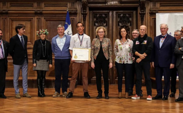 Alann Poilvet reçoit sa médaille d’or du concours du Meilleur apprenti de France