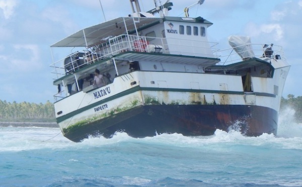 Un thonier s'échoue à Puka Puka