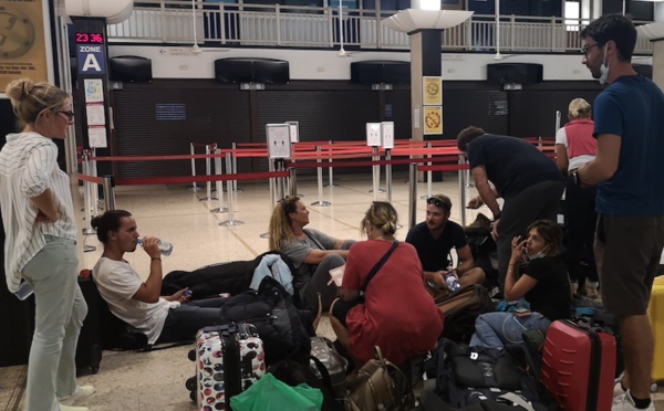 ​Des passagers bloqués à Paris comme à Tahiti