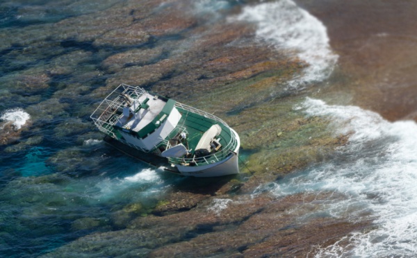 Pas d’avenir pour le navire de pêche échoué sur l’atoll de Pukapuka