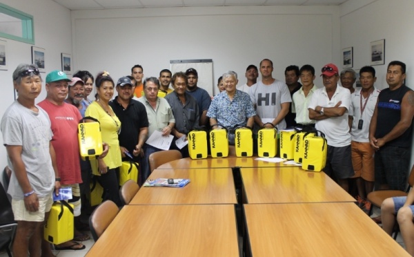 Remise des radiobalises de localisation de Sinistres (RLS) effectuée au sein de la direction des ressources marines à Fare Ute