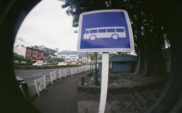 Un automobiliste fonce sur un autobus à l'arrêt à Teva I Uta