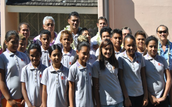 Tenues règlementaires: Visite du ministre au collège de Paea